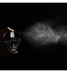 Rencontrez votre nouveau match grâce au parfum audacieux et sophistiqué Diamond Black.
