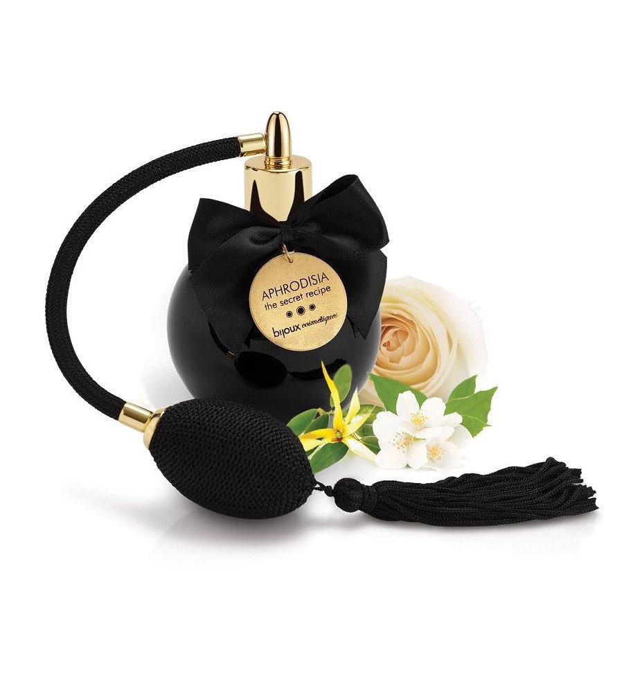 Créée à partir d'une formule secrète, découvrez cette brume corporelle au parfum hypnotique qui captive les sens. Créée à partir d'une formule secrète, découvrez cette brume corporelle au parfum hypnotique qui captive les sens.