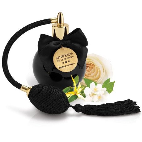 Créée à partir d'une formule secrète, découvrez cette brume corporelle au parfum hypnotique qui captive les sens.
