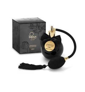 Créée à partir d'une formule secrète, découvrez cette brume corporelle au parfum hypnotique qui captive les sens.