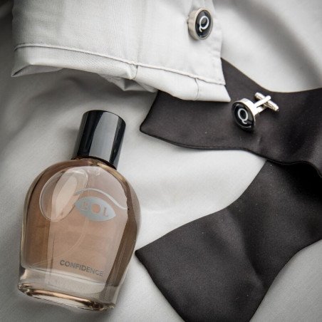 Le nouveau parfum boisé, Confidence évoque une ambiance de séduction intense mais sans effort.