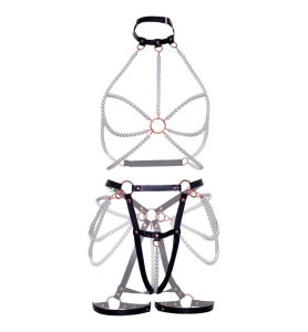 Un soutien-gorge licou et harnais de fesses ouvert, les pièces à avoir dans votre dressing.