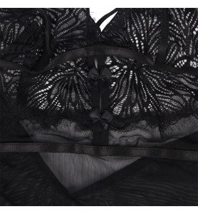 Séduction fatale : Fines bretelles, dentelle florale et coupe irrésistible pour une robe de nuit érotique inoubliable.