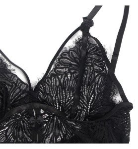 Lingerie de nuit très sexy et glamour : nuisette transparente en dentelle florale avec string assorti.