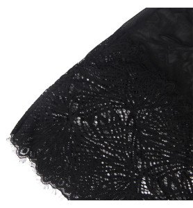 Luxe et désir : Une nuisette courte en dentelle et tulle pour une séduction exquise et inoubliable.