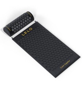 Le meilleur cadeau bien-être pour couple : offrez le tapis d'acupression Lelo pour une relaxation conjuguée.