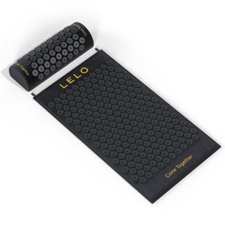 Relaxation and pleasure for two: the Lelo acupressure mat for special evenings.